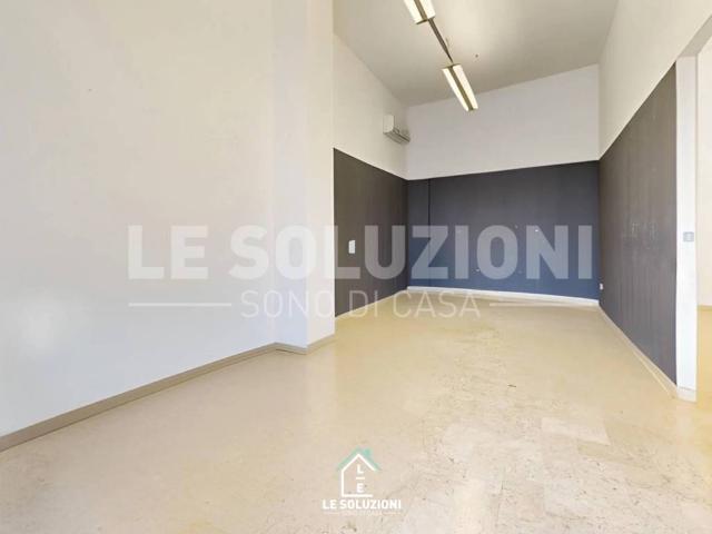 Locale Commerciale in affitto a Puglia, Bari