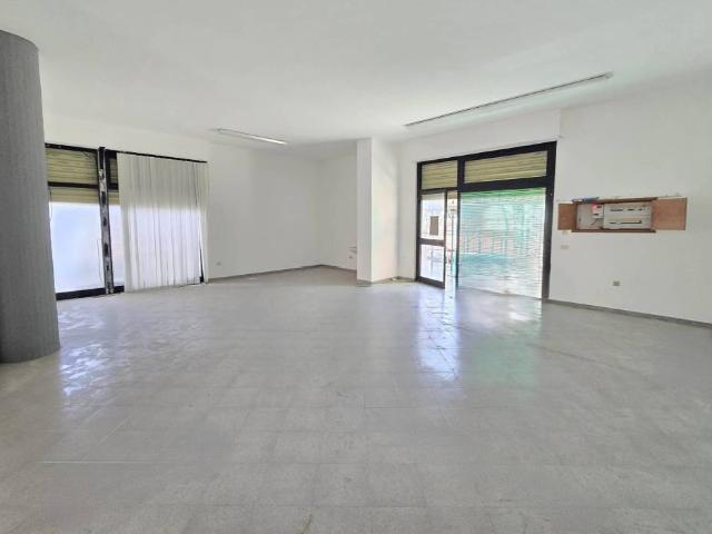 Locale Commerciale in affitto a Puglia, Bari