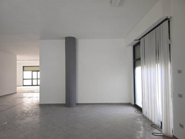 Locale Commerciale in affitto a Puglia, Bari