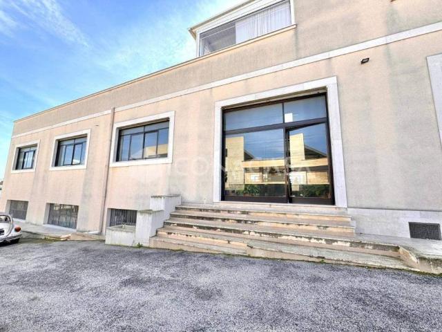 Locale Commerciale in affitto a Puglia, Bari