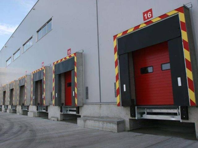 Locale Commerciale in affitto a Monselice, Veneto