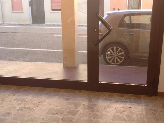 Locale Commerciale in affitto a Monselice, Veneto