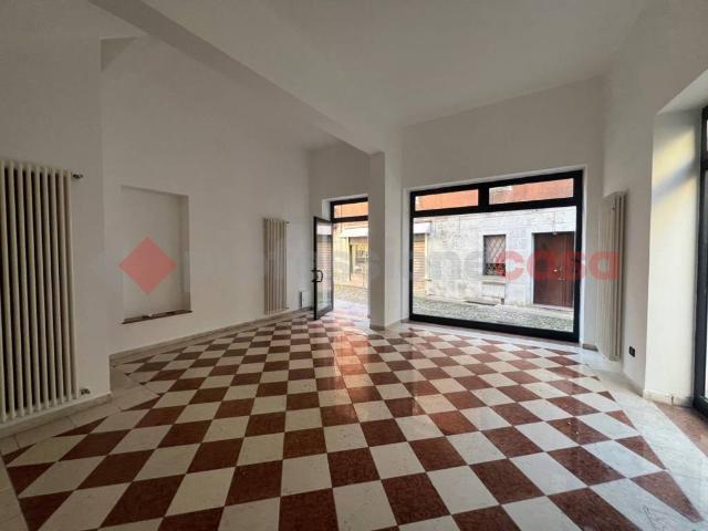 Locale Commerciale in affitto a Monselice, Veneto