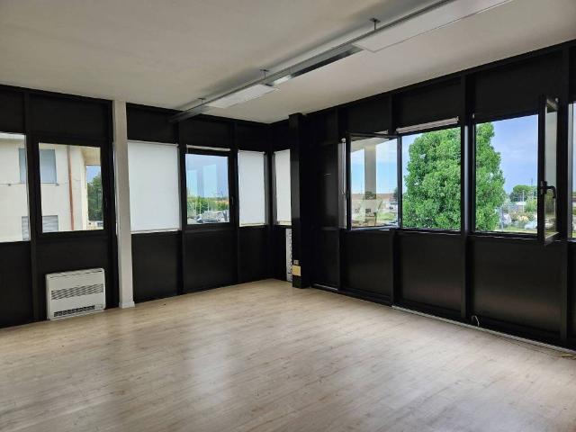 Locale Commerciale in affitto a Monselice