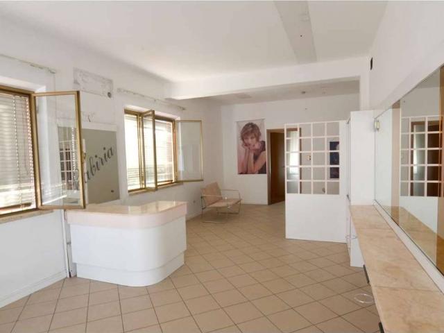 Locale Commerciale in affitto a Le Case, Montevettolini
