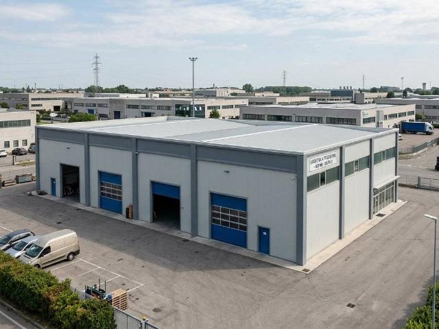 Locale Commerciale in affitto a Stazione, Montale