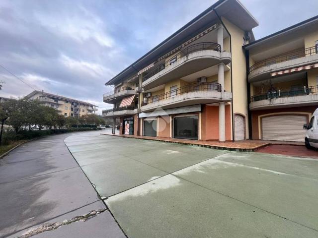 Locale Commerciale in affitto a Calabria, Cosenza