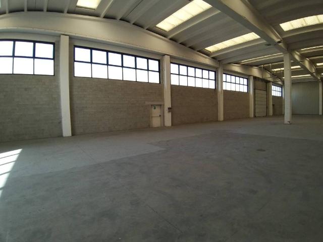Locale Commerciale in affitto a Montano Lucino, Lombardia