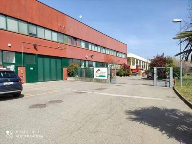 Locale Commerciale in affitto a Lucino, Montano Lucino