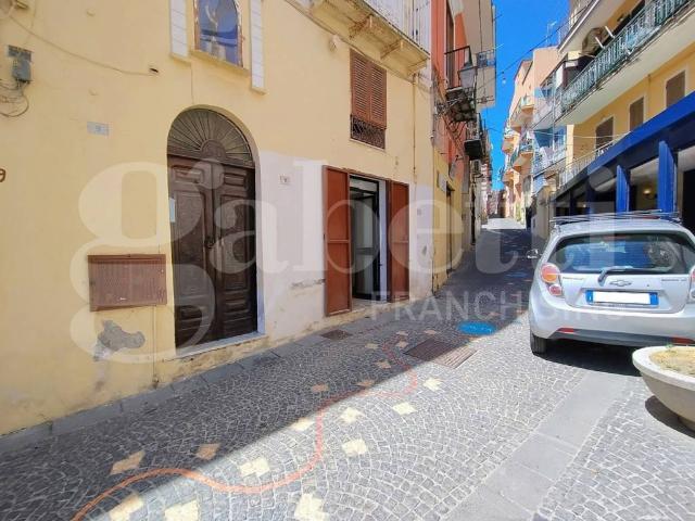 Locale Commerciale in affitto a Monte Di Procida, Campania