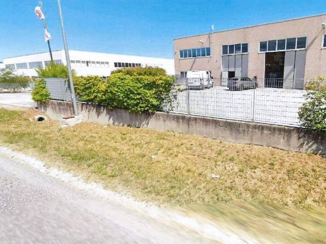 Locale Commerciale in affitto a Marche, Ancona