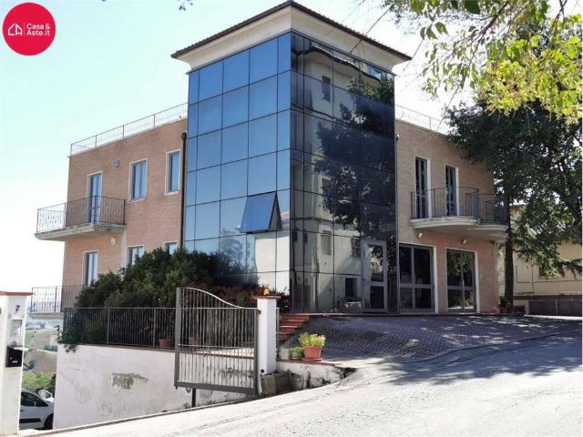 Locale Commerciale in affitto a Marche, Macerata