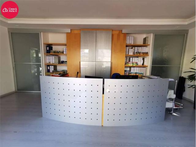 Locale Commerciale in affitto a Marche, Macerata