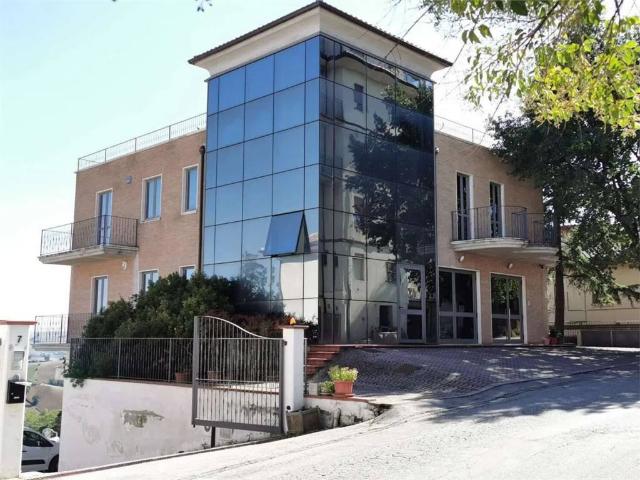 Locale Commerciale in affitto a Marche, Macerata