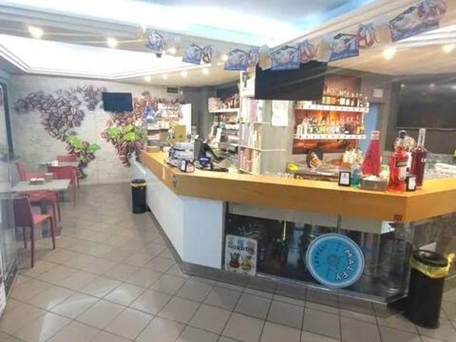 Locale Commerciale in affitto a Marche, Macerata