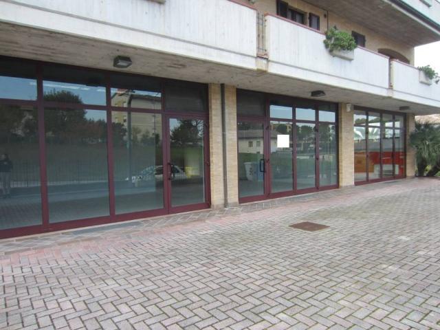 Locale Commerciale in affitto a Marche, Macerata