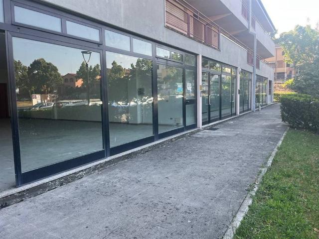 Locale Commerciale in affitto a Monte San Savino, Toscana