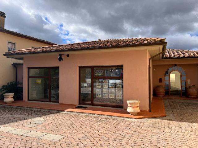 Locale Commerciale in affitto a Monte San Savino, Toscana