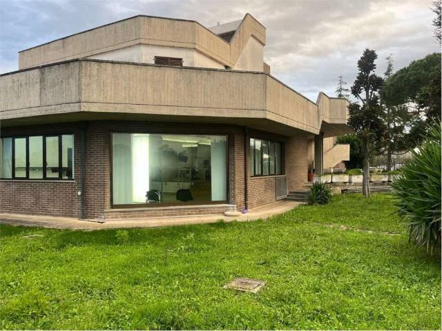 Locale Commerciale in affitto a Borghetto, Marche