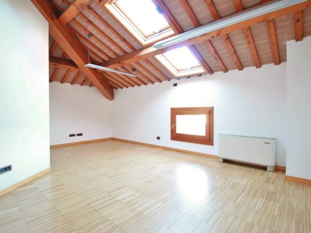 Locale Commerciale in affitto a Montebello Vicentino, Veneto