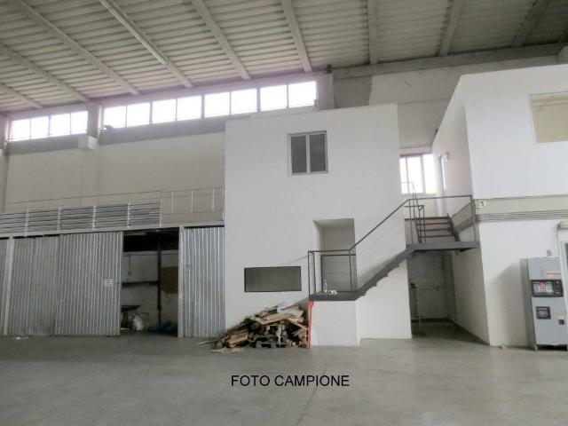 Locale Commerciale in affitto a Montebello Vicentino, Veneto
