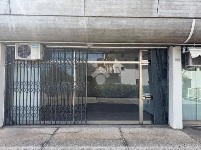Locale Commerciale in affitto a Montebelluna, Veneto