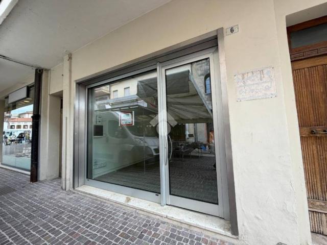 Locale Commerciale in affitto a Centro, Montebelluna