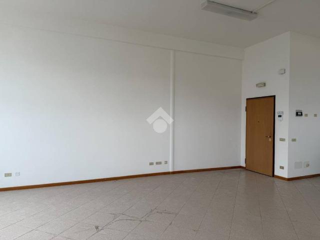 Locale Commerciale in affitto a Sant'Andrea, Montebelluna