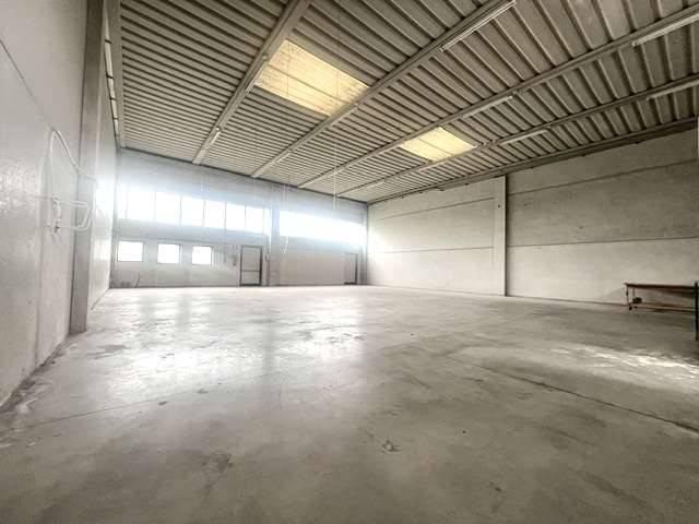 Locale Commerciale in affitto a Montebelluna, Veneto