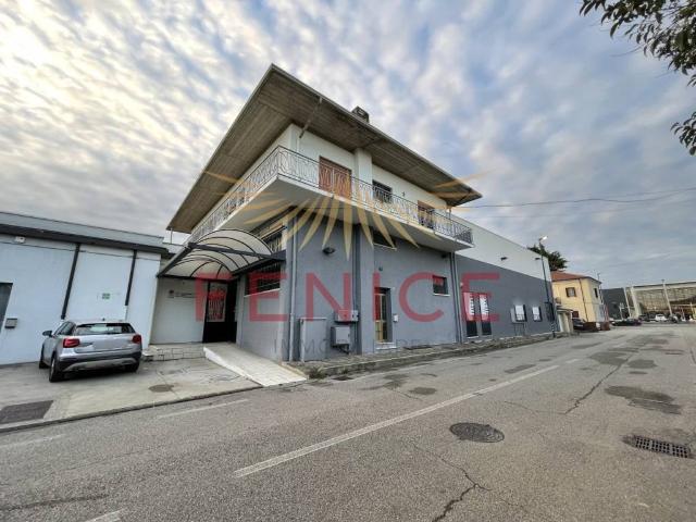 Locale Commerciale in affitto a Guarda, Montebelluna