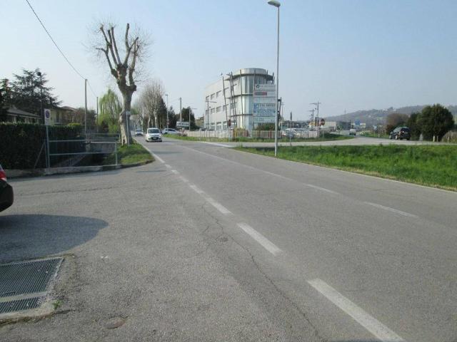 Locale Commerciale in affitto a Montebelluna, Veneto