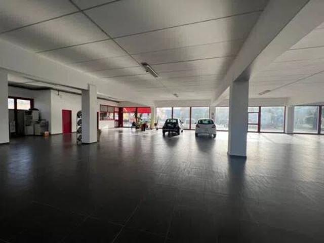Locale Commerciale in affitto a Marche, Macerata