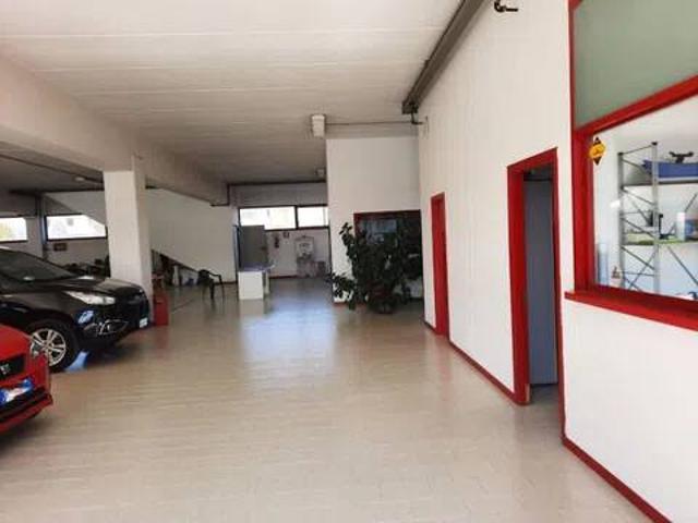 Locale Commerciale in affitto a Marche, Macerata