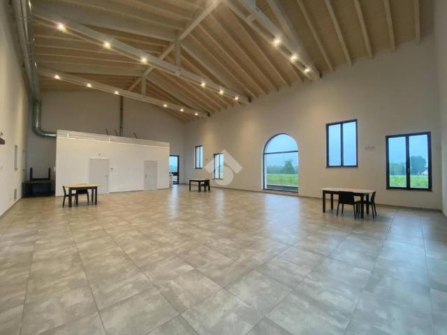 Locale Commerciale in affitto a Val d’Enza, Re
