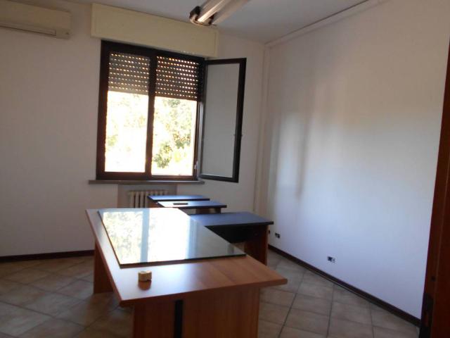 Locale Commerciale in affitto a Val d’Enza, Re