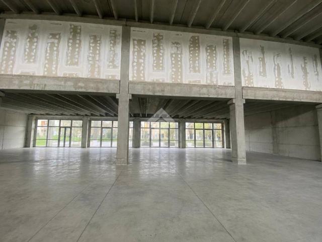 Locale Commerciale in affitto a Val d’Enza, Re