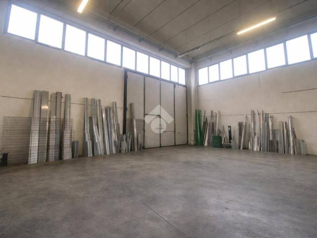Locale Commerciale in affitto a Val d’Enza, Re