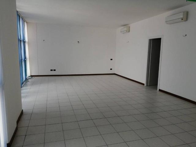 Locale Commerciale in affitto a Alte Ceccato, Montecchio Maggiore