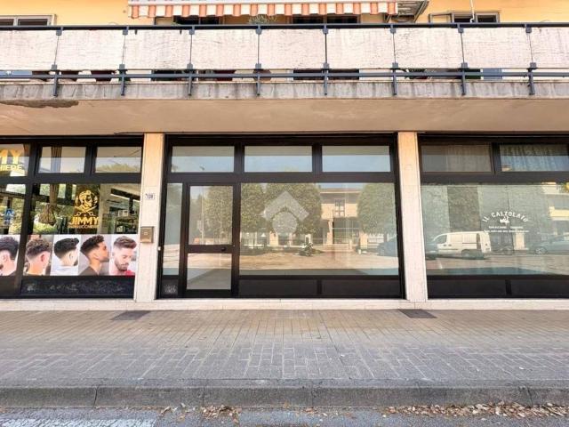 Locale Commerciale in affitto a Alte Ceccato, Montecchio Maggiore