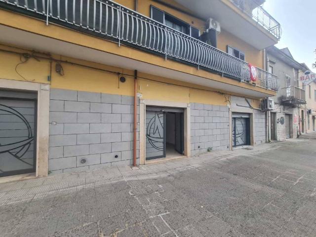 Locale Commerciale in affitto a Montecorvino Pugliano, Campania