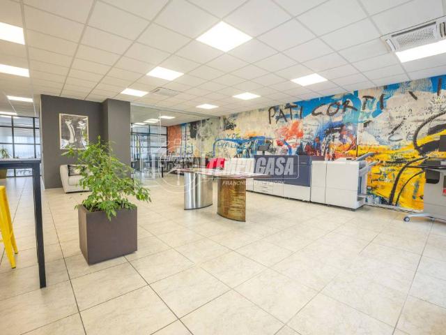 Locale Commerciale in affitto a Marche, Macerata