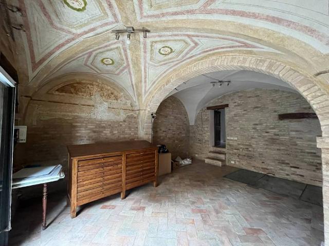 Locale Commerciale in affitto a Marche, Macerata