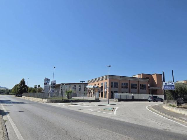 Locale Commerciale in affitto a Marche, Macerata