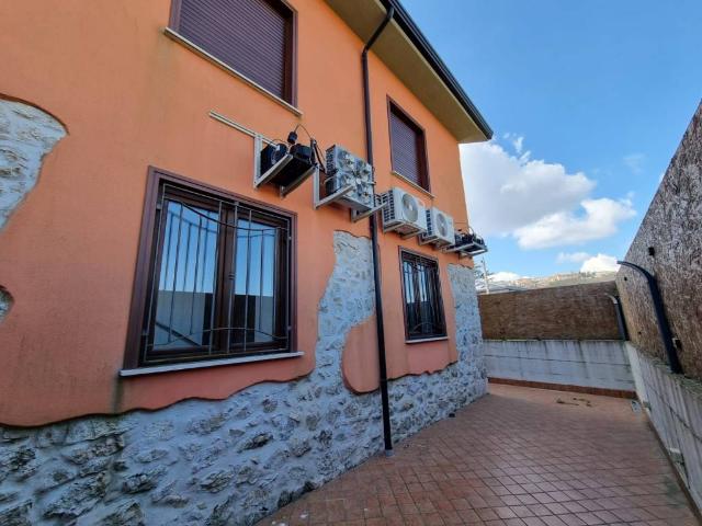 Locale Commerciale in affitto a Montefusco, Campania
