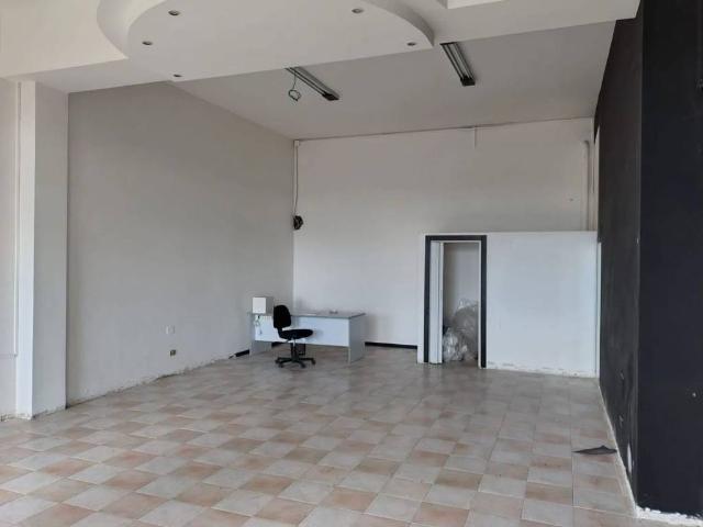 Locale Commerciale in affitto a Marche, Fermo