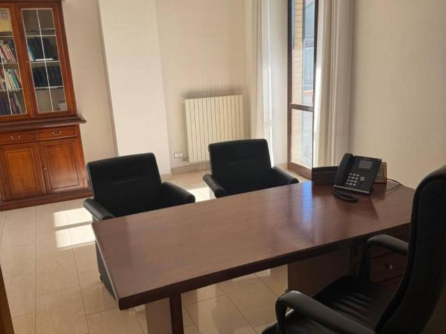 Locale Commerciale in affitto a Marche, Fermo