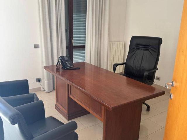 Locale Commerciale in affitto a Marche, Fermo