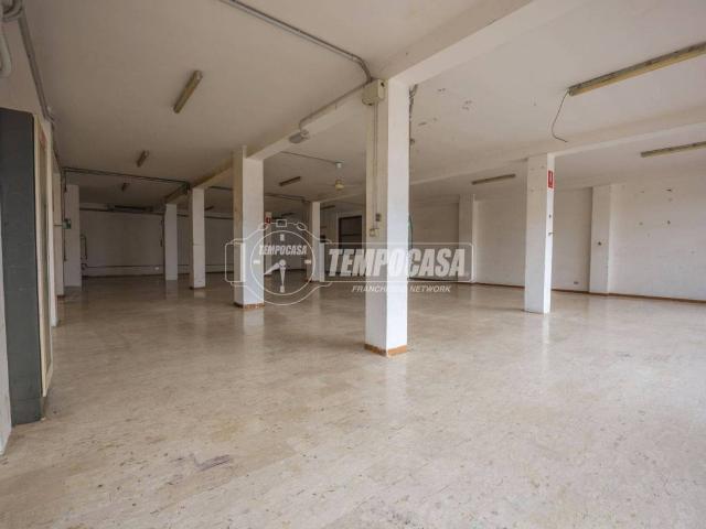 Locale Commerciale in affitto a Marche, Fermo