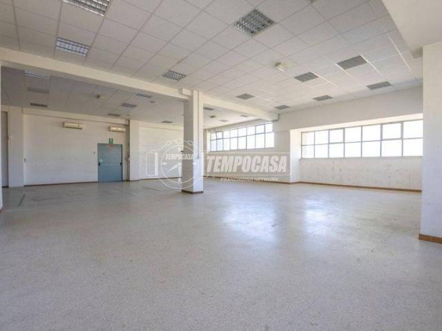 Locale Commerciale in affitto a Marche, Fermo