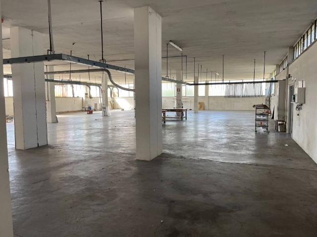 Locale Commerciale in affitto a Marche, Fermo